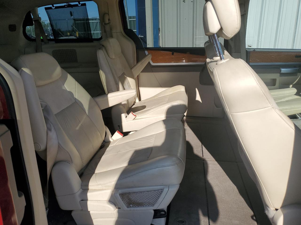 2010 Chrysler Town & Country Limited VIN: 2A4RR7DX7AR386057 Lot: 63755674