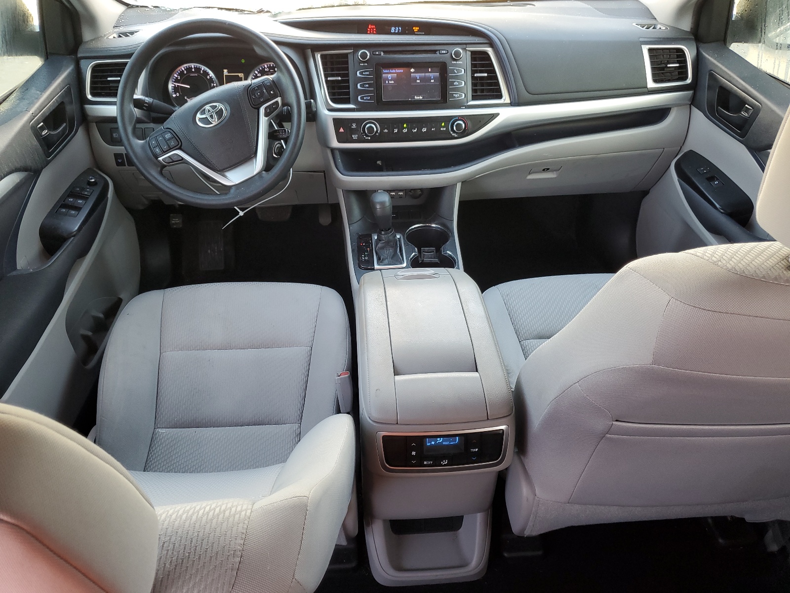 5TDZZRFH4KS364226 2019 Toyota Highlander Le