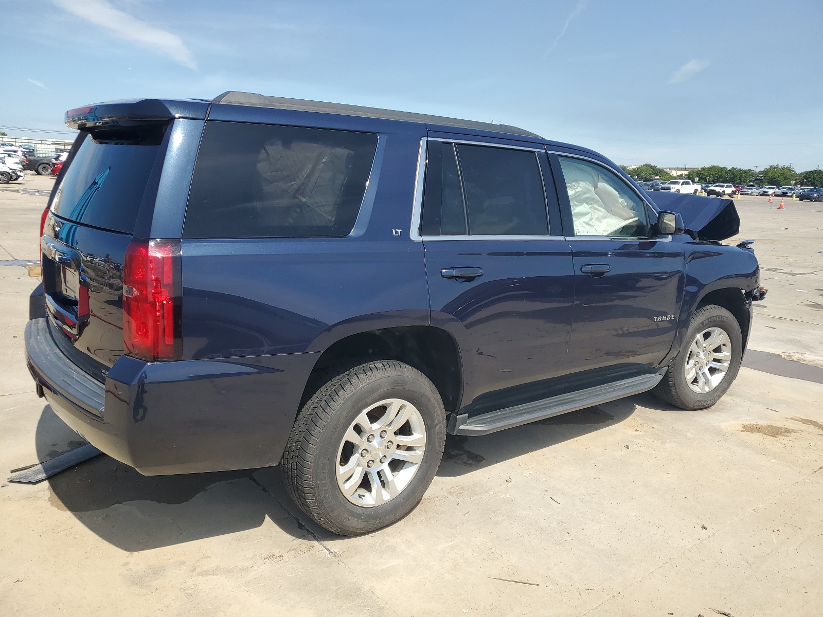 1GNSKBKC5KR329370 2019 Chevrolet Tahoe K1500 Lt
