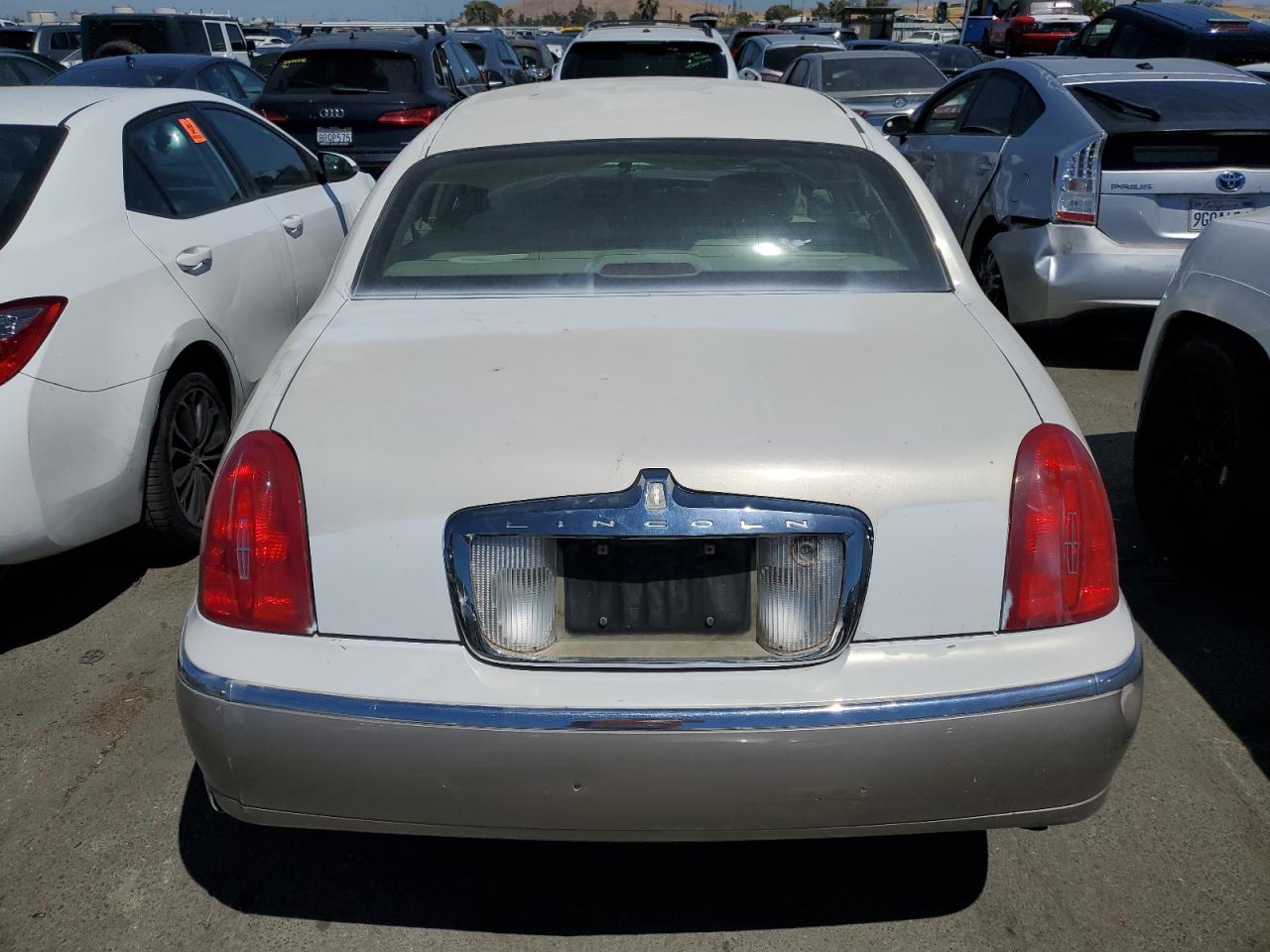 2001 Lincoln Town Car Signature VIN: 1LNHM82W01Y703541 Lot: 64949974