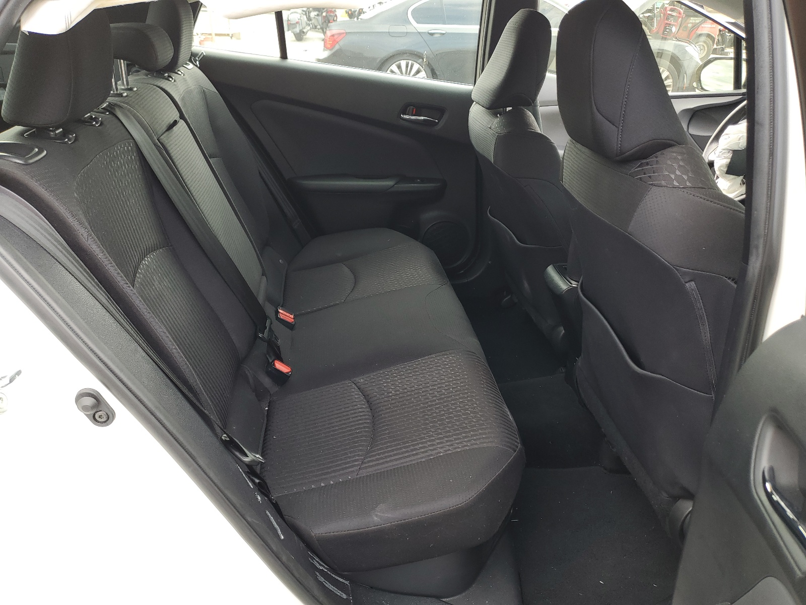 JTDKBRFUXJ3066587 2018 Toyota Prius