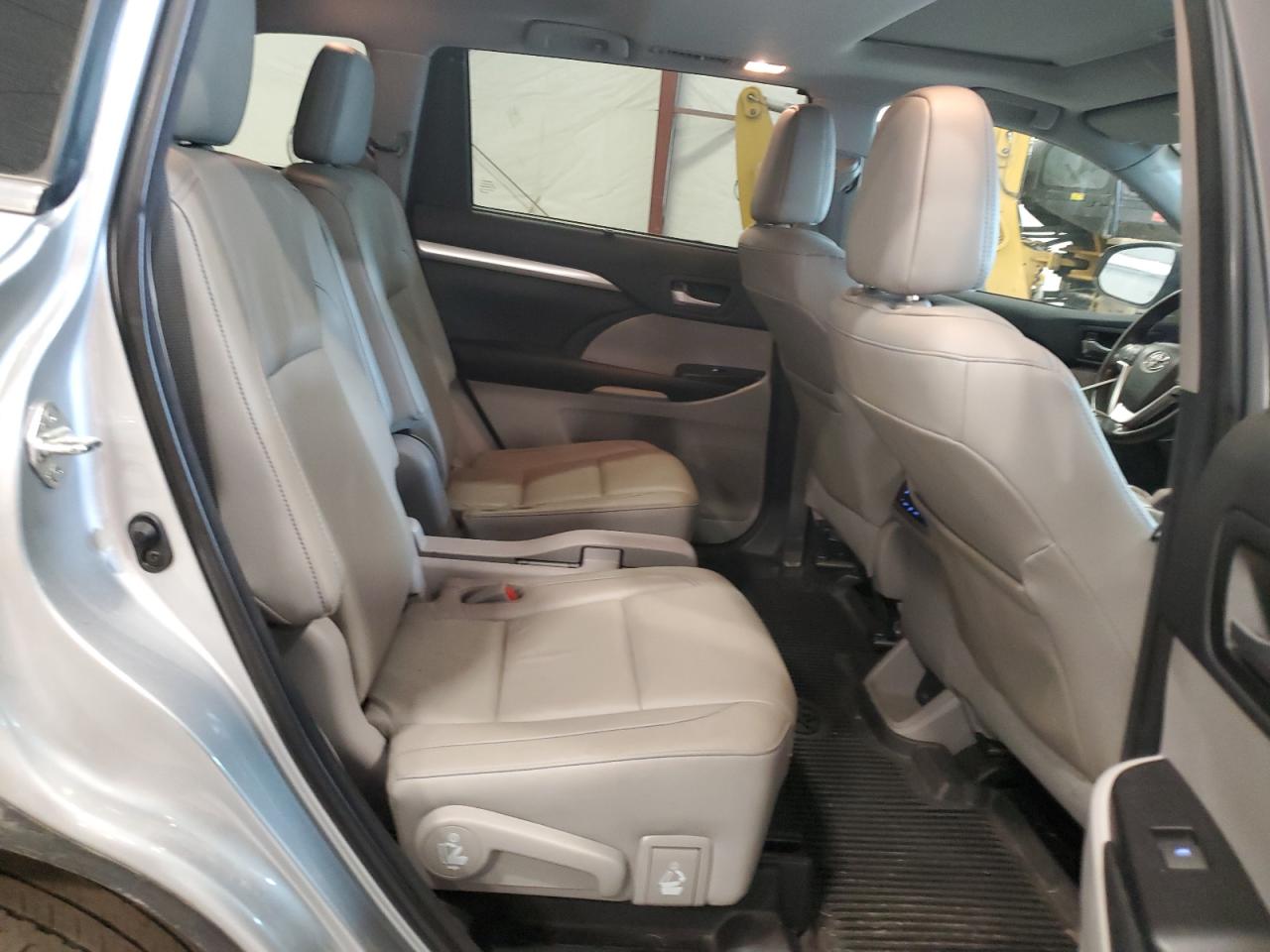 2018 Toyota Highlander Se VIN: 5TDJZRFH4JS542079 Lot: 63827044