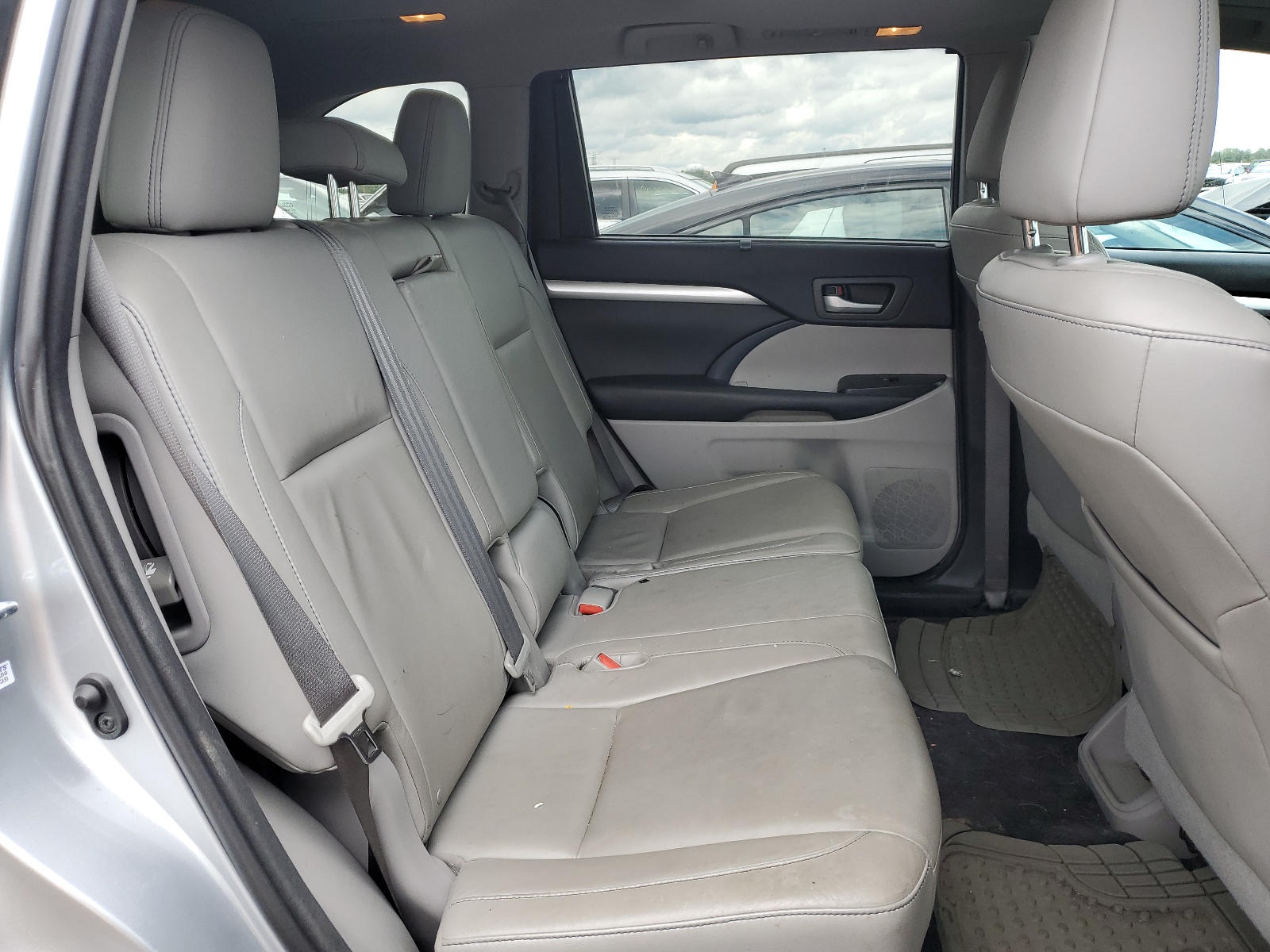 5TDJKRFH5FS180128 2015 Toyota Highlander Xle