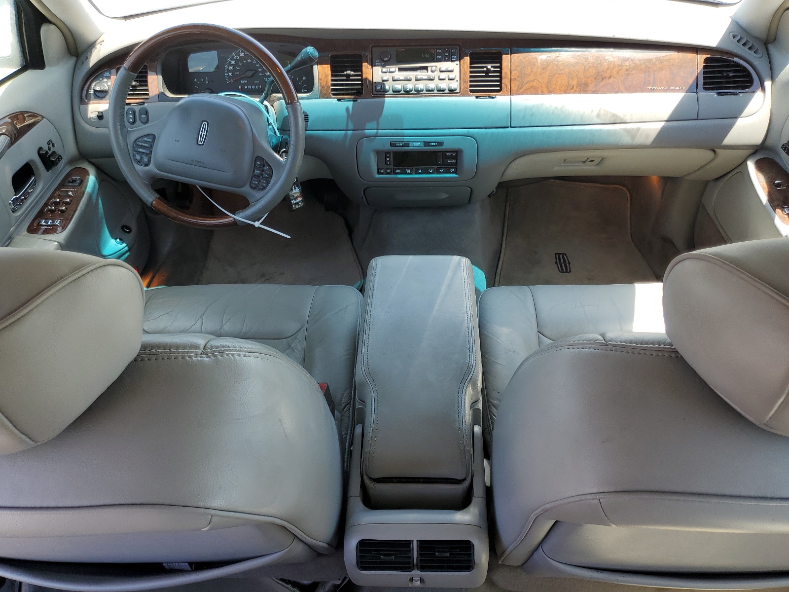 1LNHM82W21Y653046 2001 Lincoln Town Car Signature