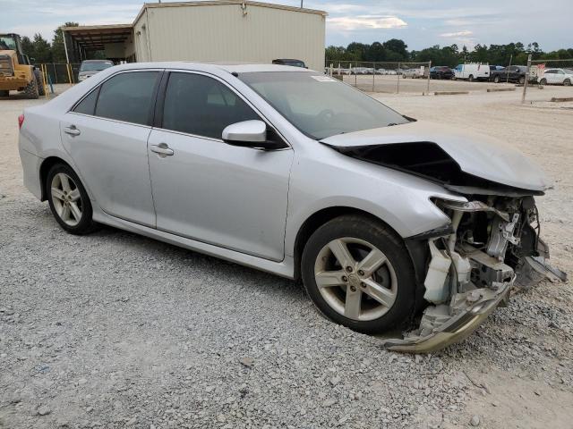 Sedans TOYOTA CAMRY 2013 Srebrny