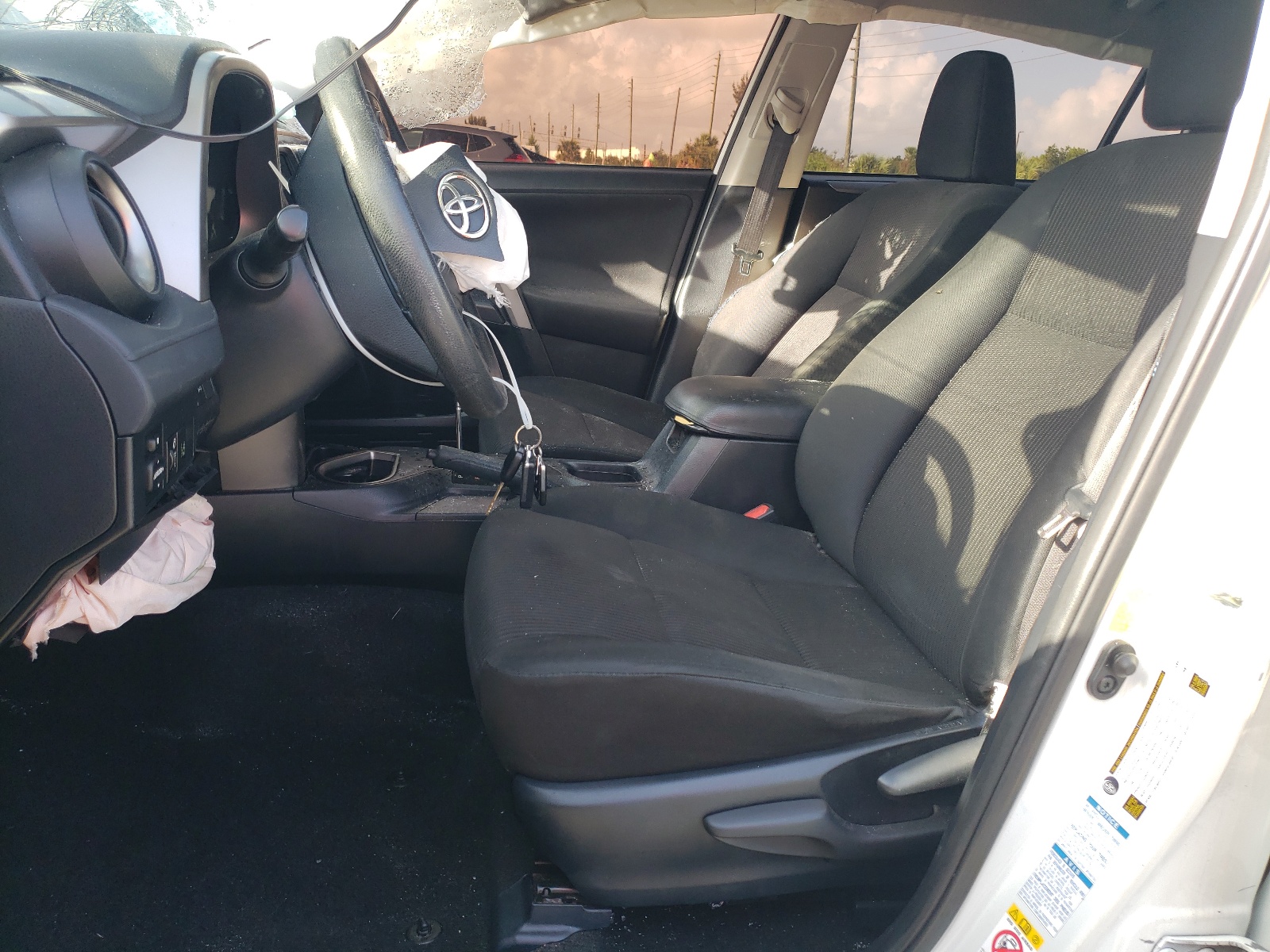 JTMBFREV4HJ111897 2017 Toyota Rav4 Le