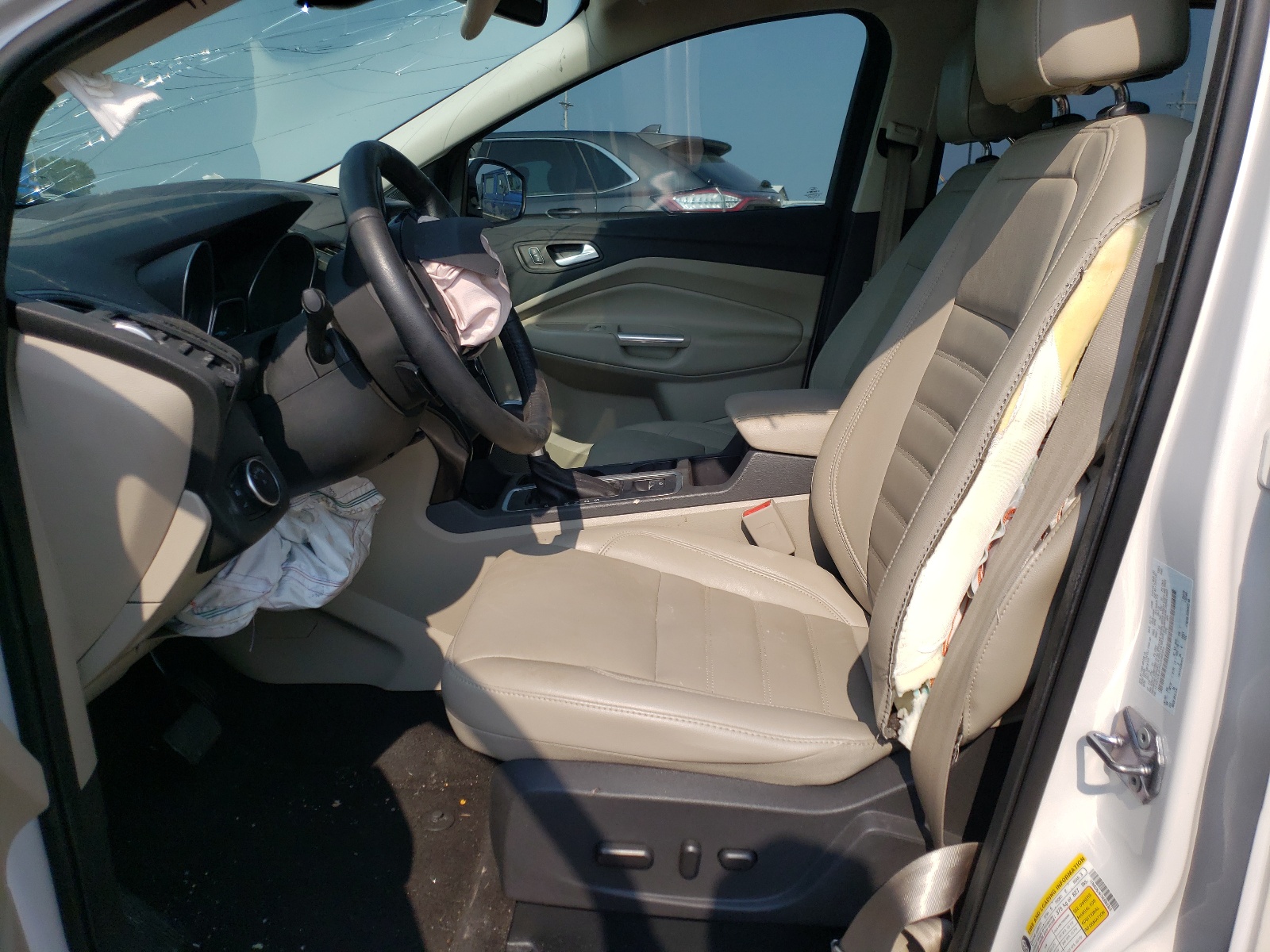 1FMCU9J97HUD60353 2017 Ford Escape Titanium