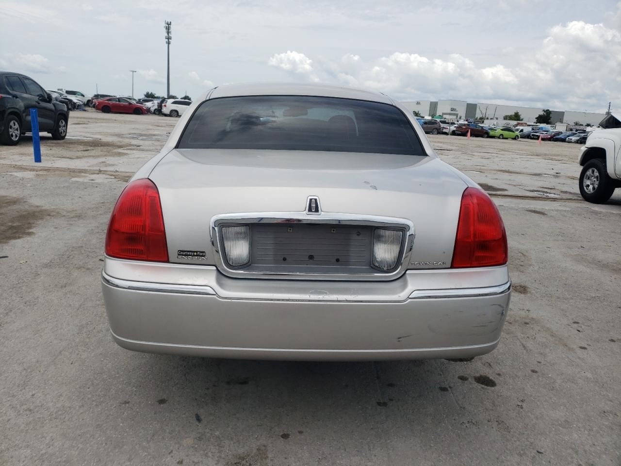 2009 Lincoln Town Car Signature Limited VIN: 2LNHM82V99X617146 Lot: 62736274