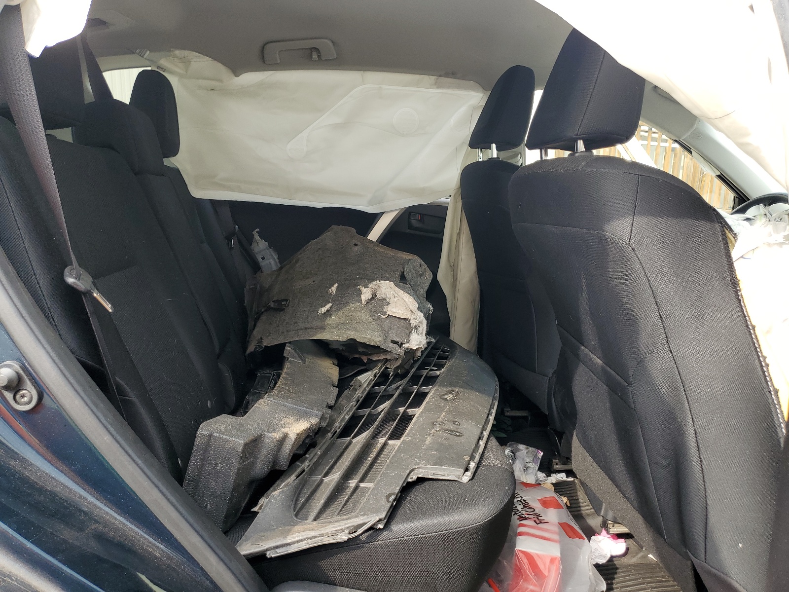 JTMBFREV5JJ726996 2018 Toyota Rav4 Le