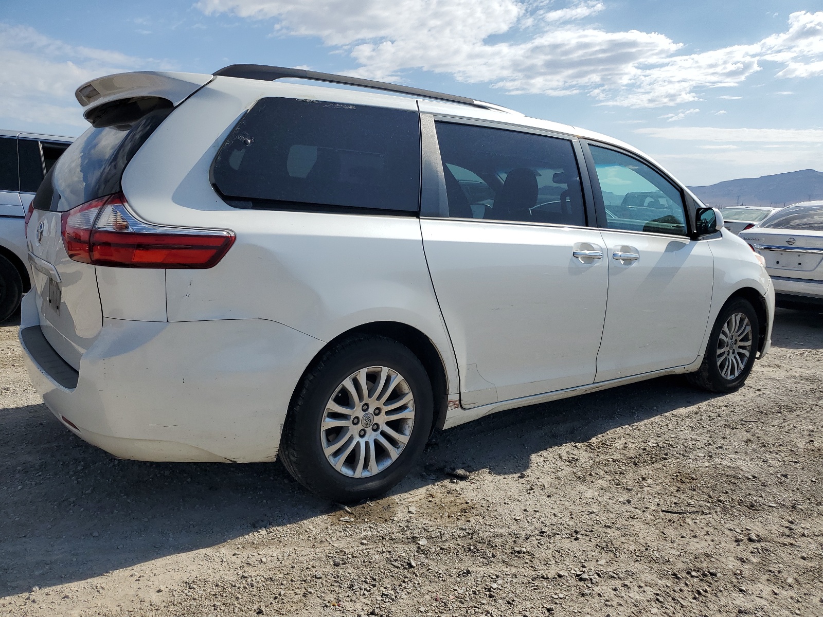 5TDYZ3DC7HS828991 2017 Toyota Sienna Xle