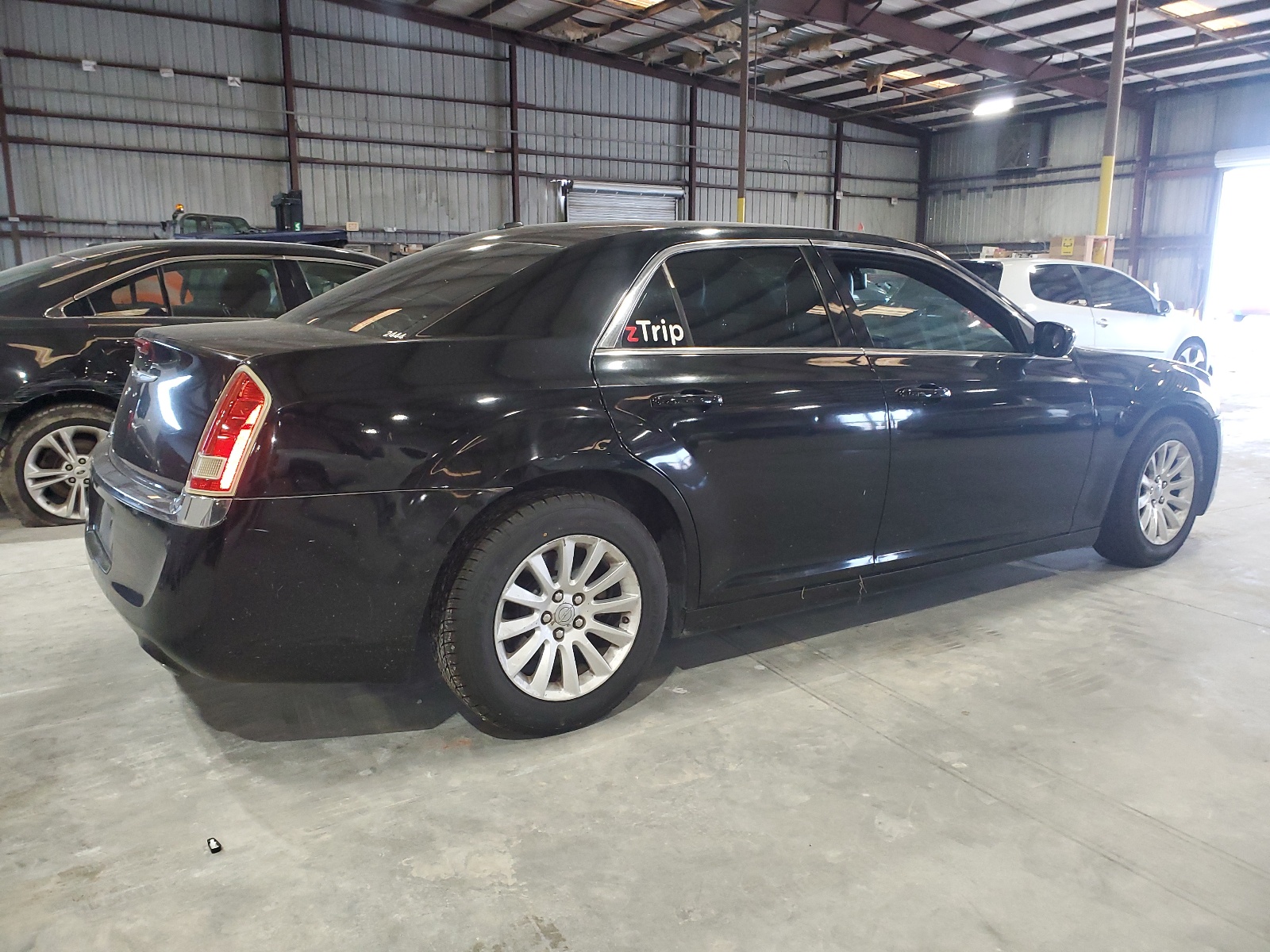 2014 Chrysler 300 vin: 2C3CCAAG4EH132563