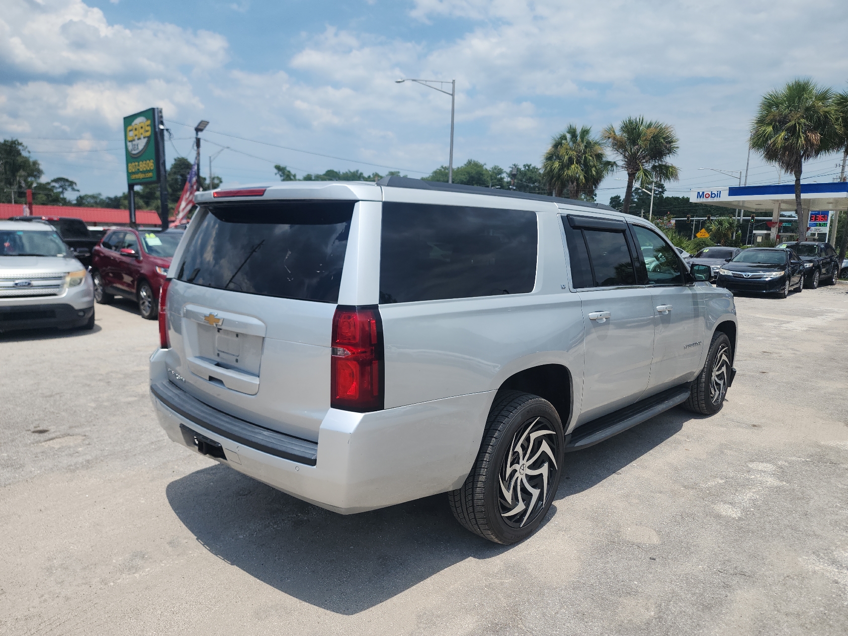 1GNSKHKC6JR221678 2018 Chevrolet Suburban K1500 Lt