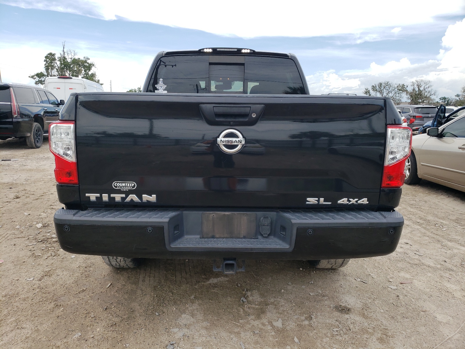 1N6AA1E53HN536142 2017 Nissan Titan Sv