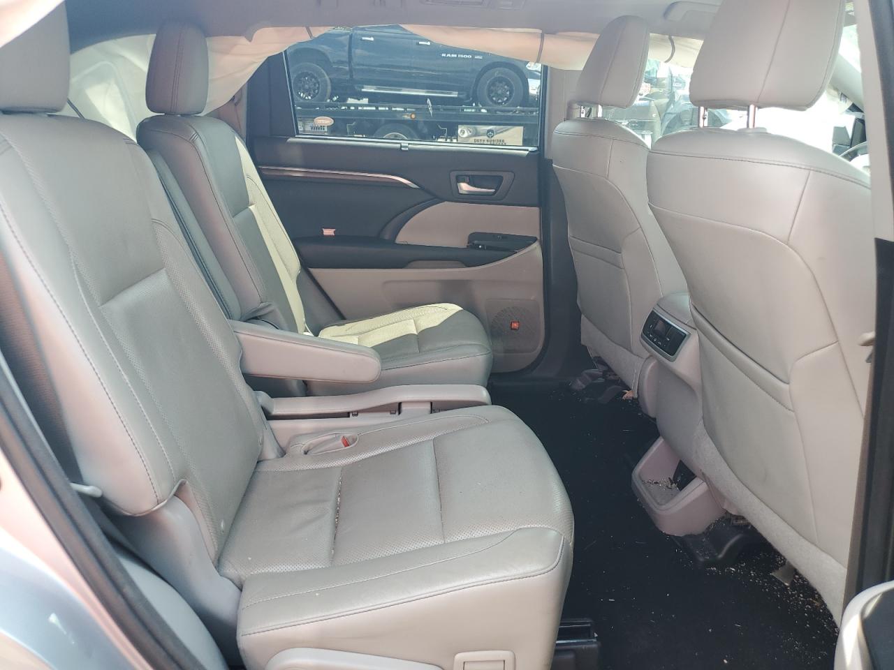 2015 Toyota Highlander - Image 11