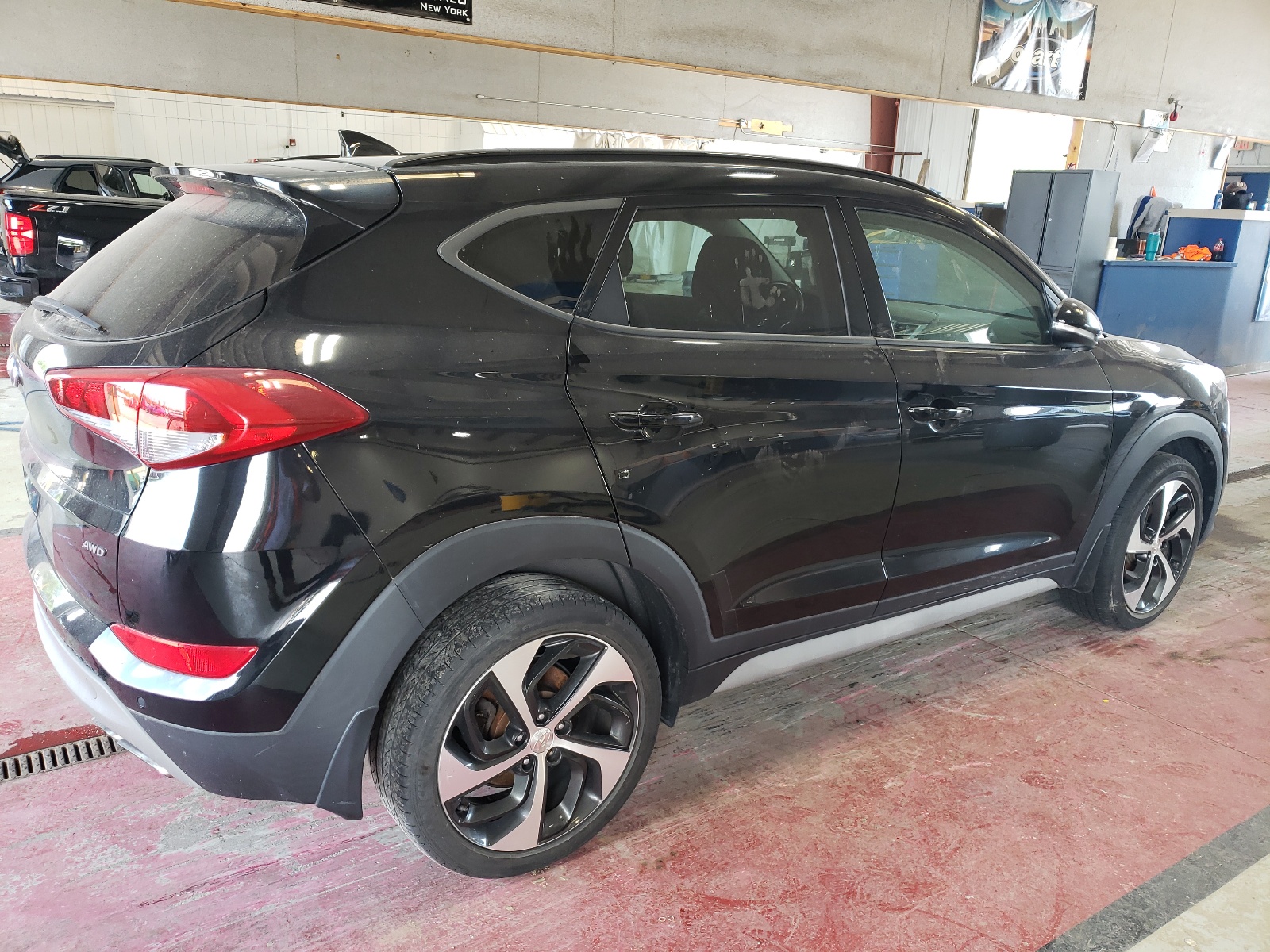 2018 Hyundai Tucson Value vin: KM8J3CA2XJU758236