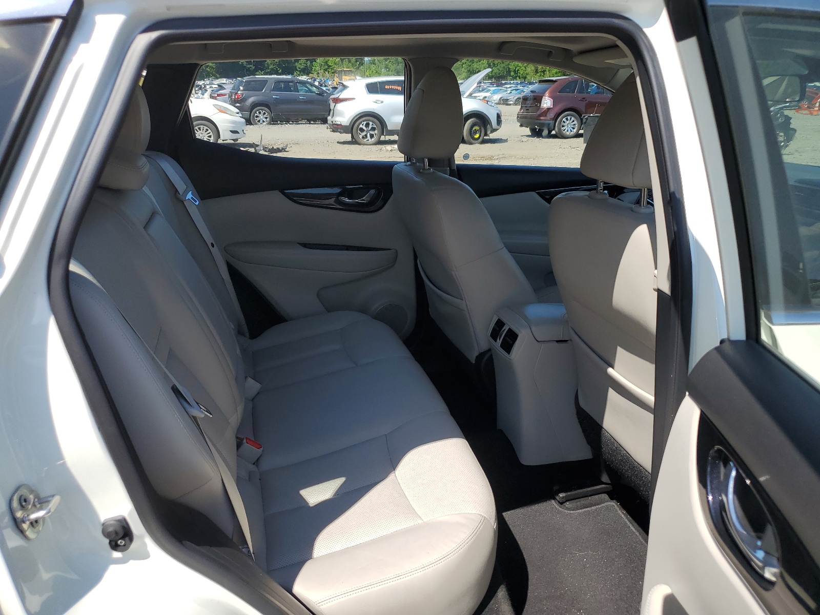 JN1BJ1CR1JW266392 2018 Nissan Rogue Sport S