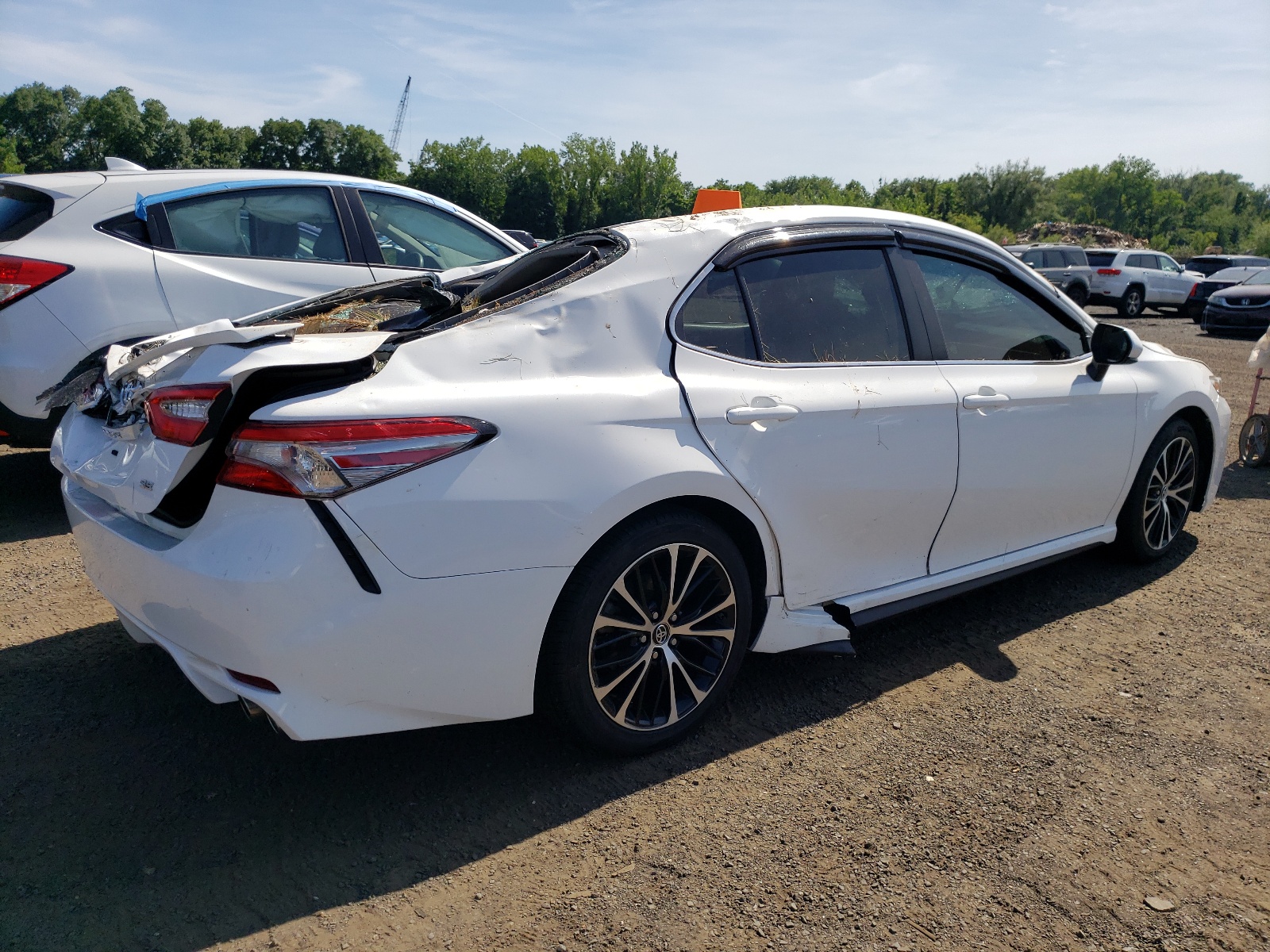 2018 Toyota Camry L vin: 4T1B11HK3JU647970