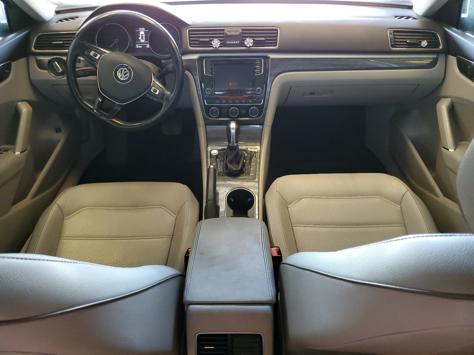 1VWBA7A33JC011143 2018 Volkswagen Passat Se