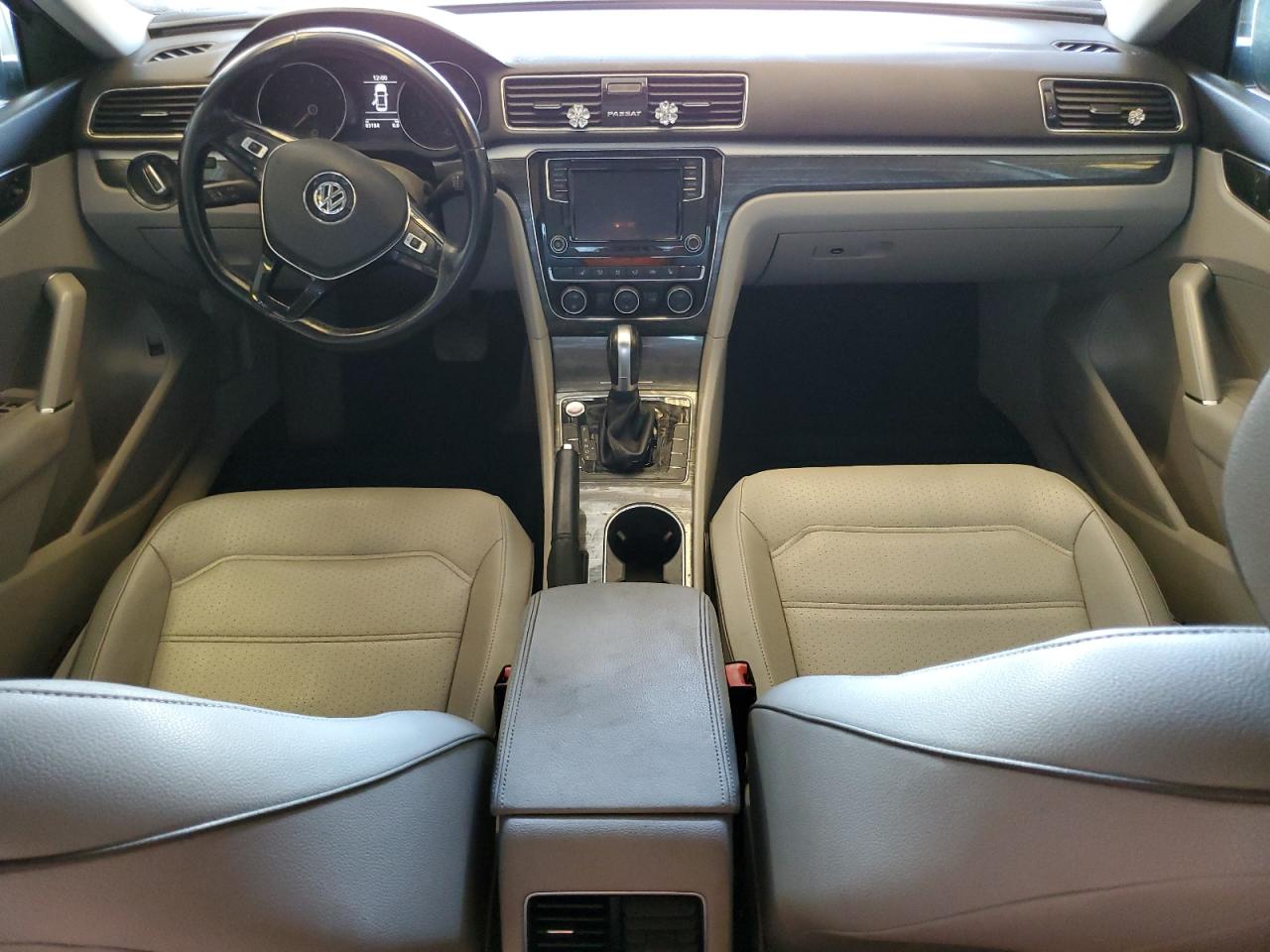 2018 Volkswagen Passat Se VIN: 1VWBA7A33JC011143 Lot: 61846404