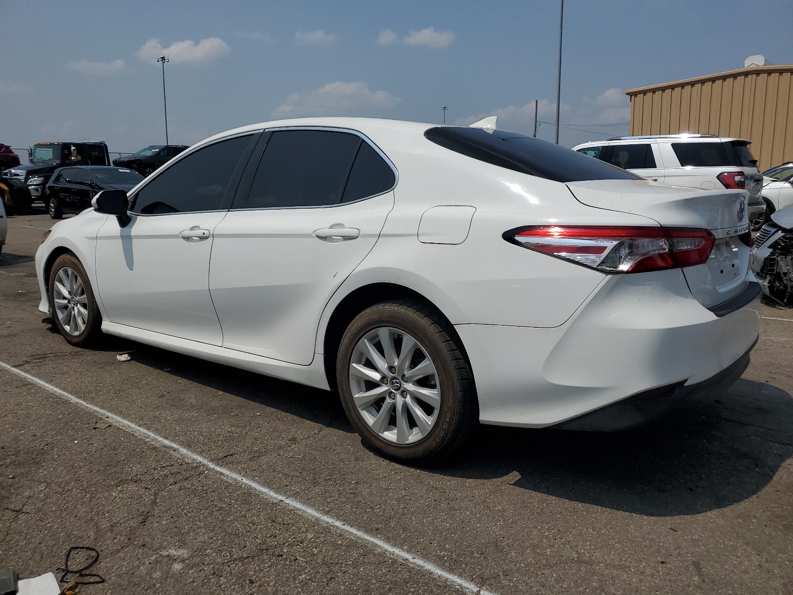 2020 Toyota Camry Le vin: 4T1C11AK7LU917638