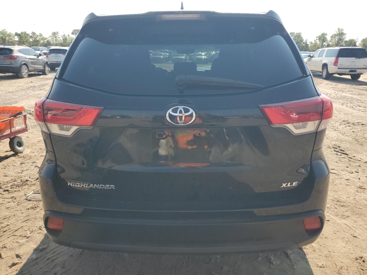 5TDKZRFH0HS523057 2017 Toyota Highlander Se