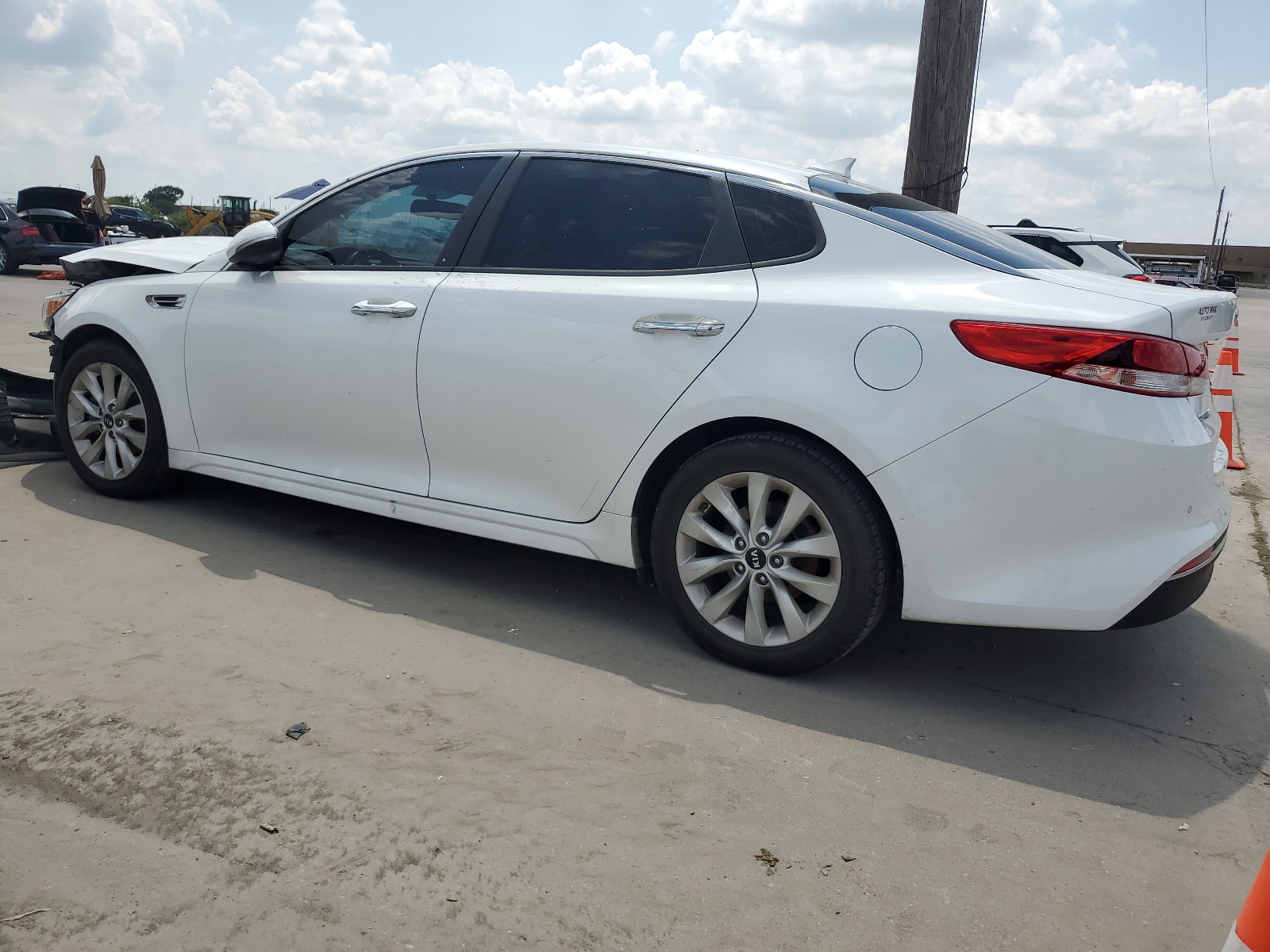 2018 Kia Optima Lx vin: 5XXGT4L33JG250786