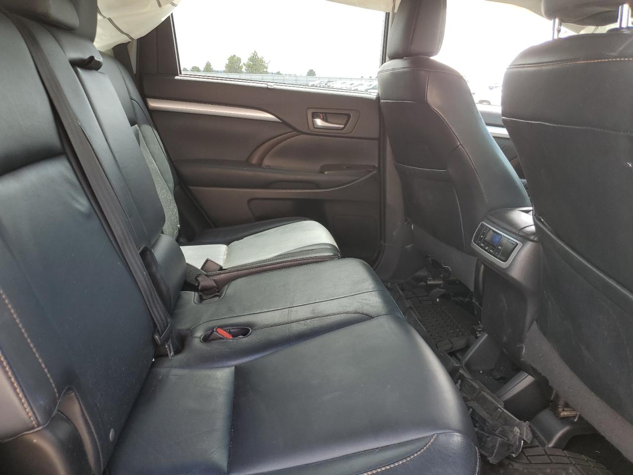 2015 Toyota Highlander Xle VIN: 5TDJKRFH4FS158105 Lot: 65375364