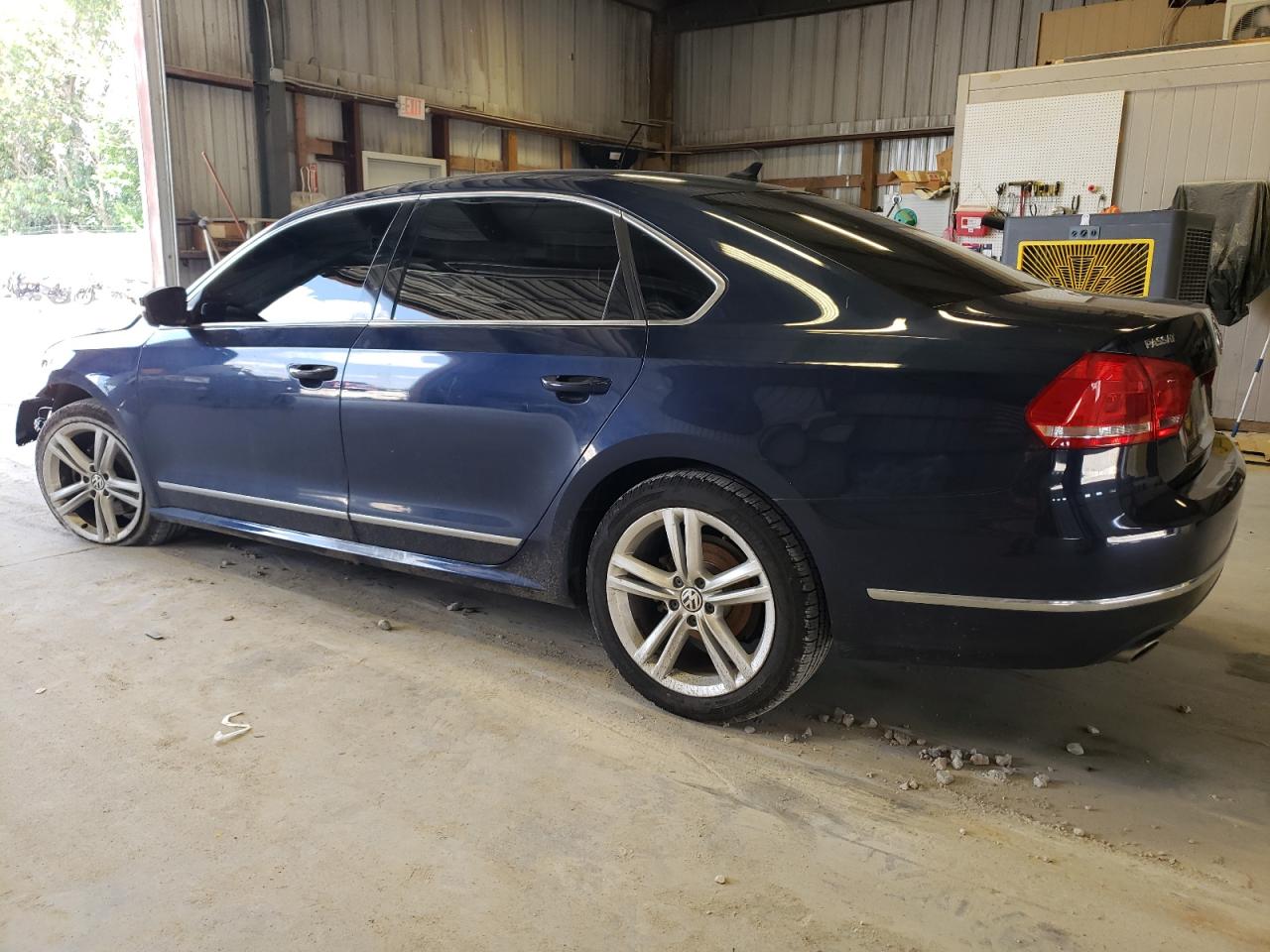 2015 Volkswagen Passat - Image 2