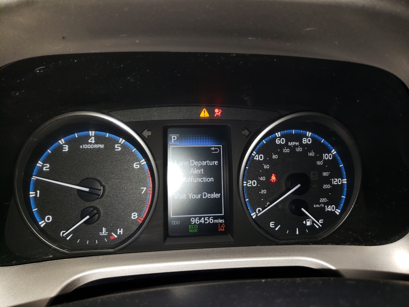 JTMBFREVXJJ182124 2018 Toyota Rav4 Le