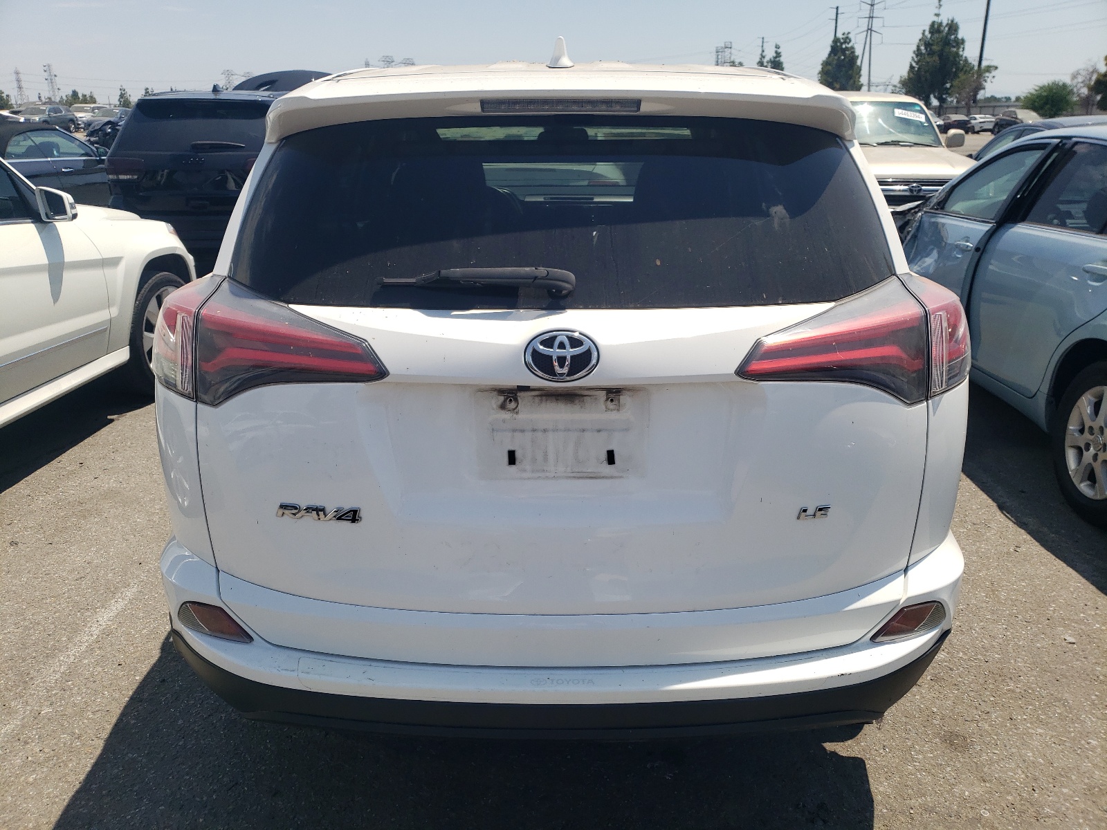 2018 Toyota Rav4 Le vin: JTMZFREV1JJ750792