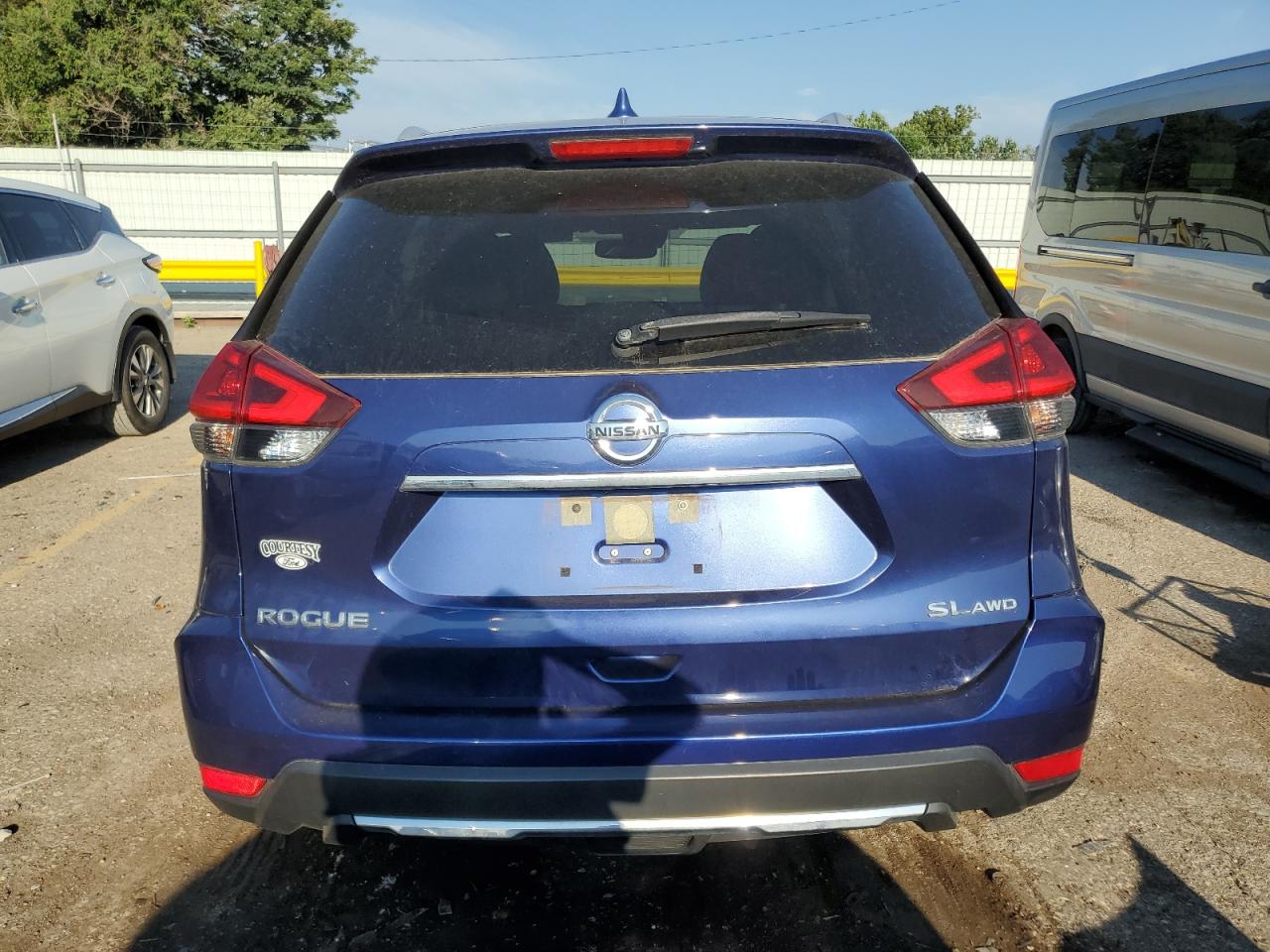 2018 Nissan Rogue S VIN: JN8AT2MVXJW318076 Lot: 63674364