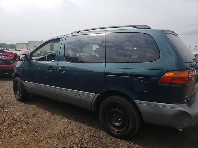 1998 Toyota Sienna Le VIN: 4T3ZF13C6WU069555 Lot: 61704824