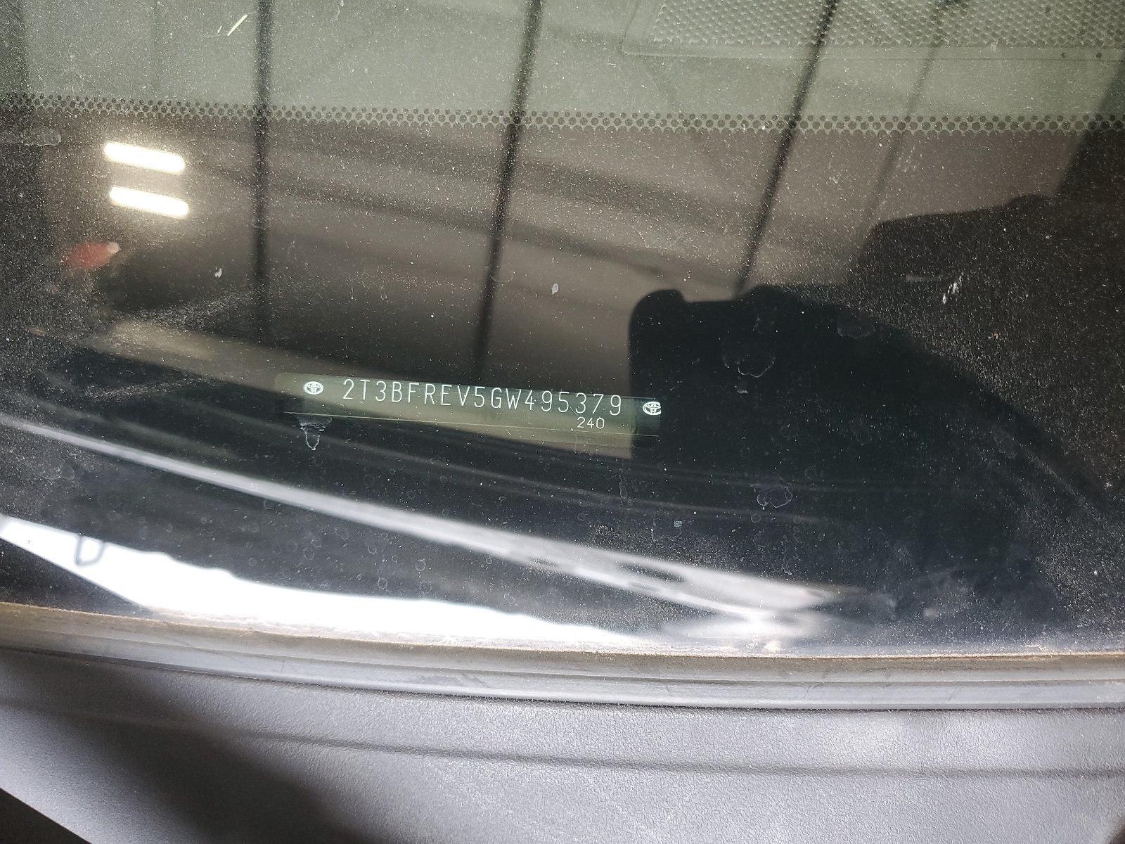 2T3BFREV5GW495379 2016 Toyota Rav4 Le