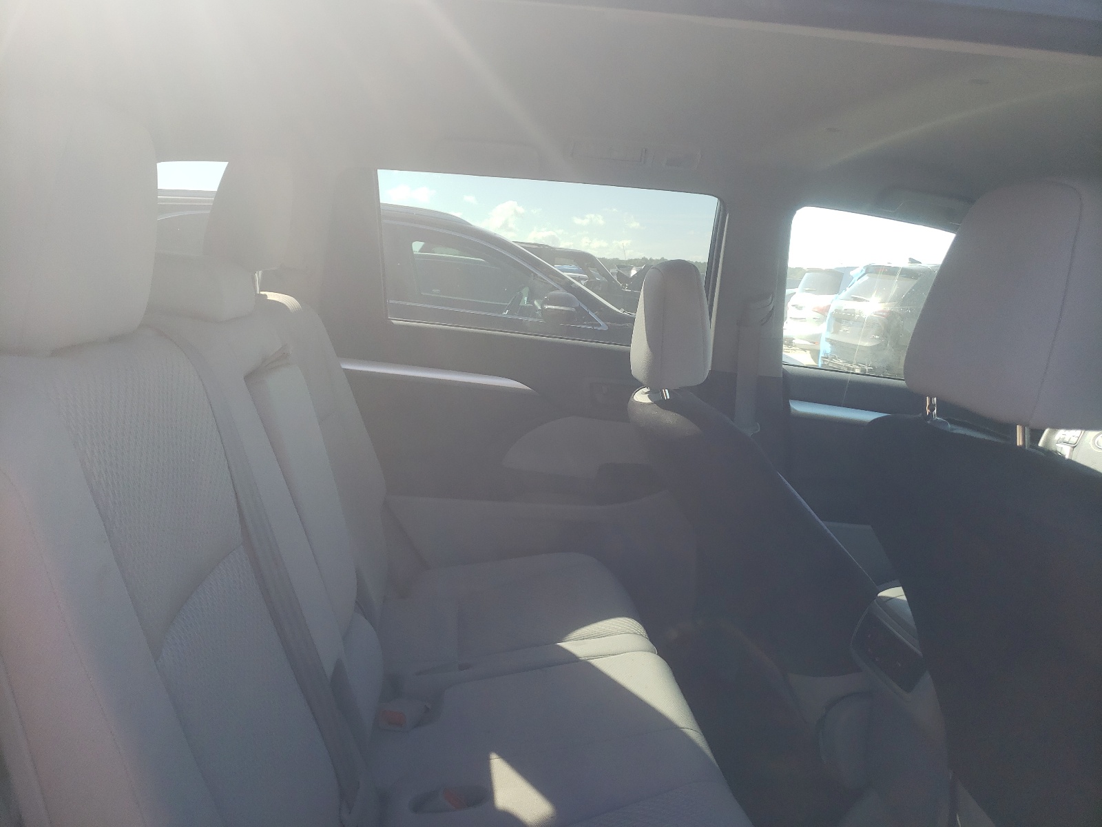 5TDZARFH0HS028217 2017 Toyota Highlander Le