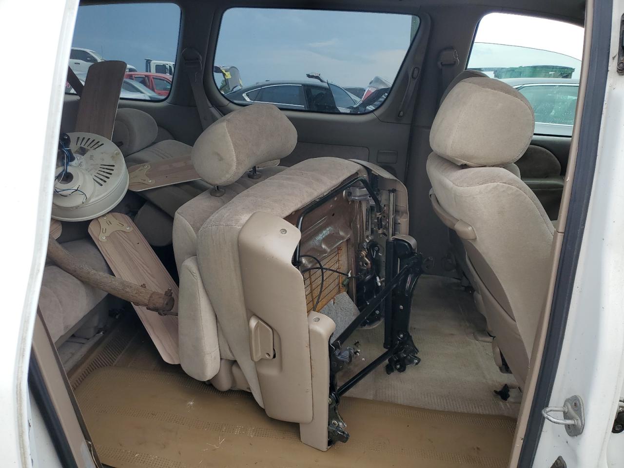 1998 Toyota Sienna Le VIN: 4T3ZF13C1WU084710 Lot: 65163564