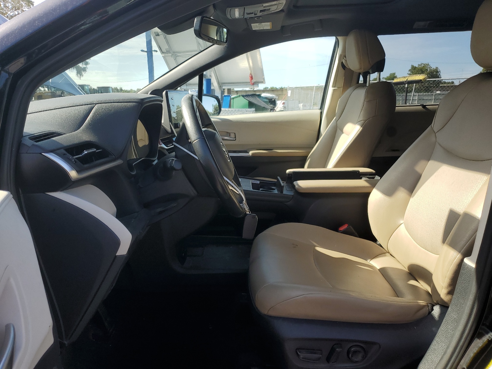 5TDJRKEC1MS045184 2021 Toyota Sienna Xle