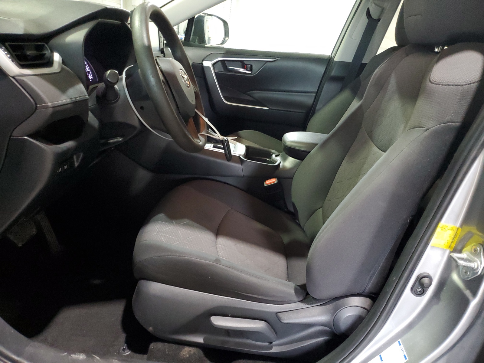 2T3P1RFV1KC048240 2019 Toyota Rav4 Xle