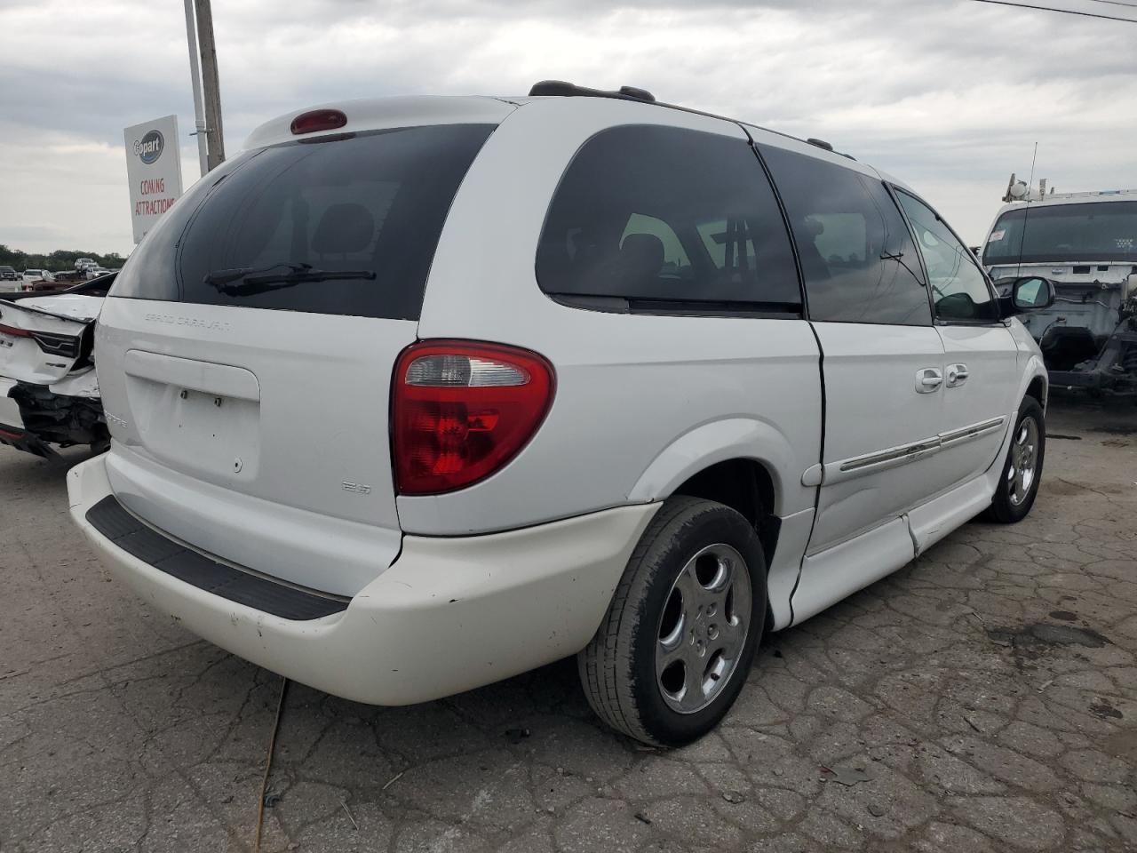 2002 Dodge Grand Caravan Es VIN: 2B4GP54L72R563645 Lot: 64115424