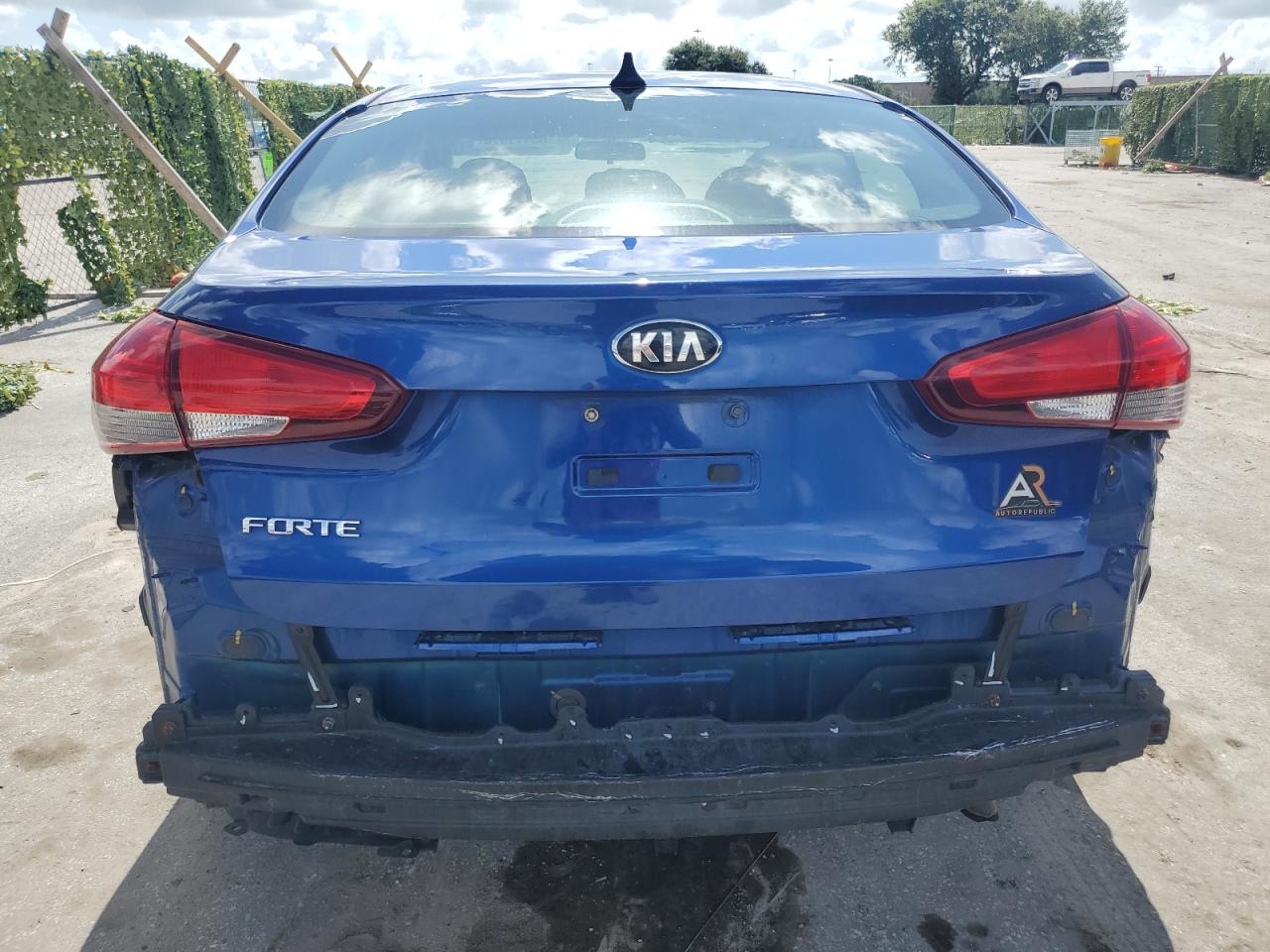 3KPFK4A70JE210467 2018 Kia Forte Lx