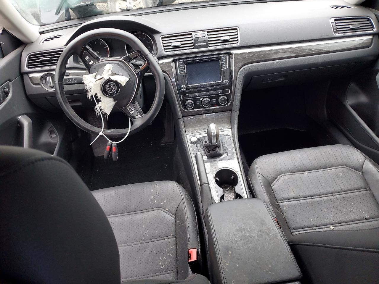 2018 Volkswagen Passat Se VIN: 1VWBA7A33JC013281 Lot: 60944004