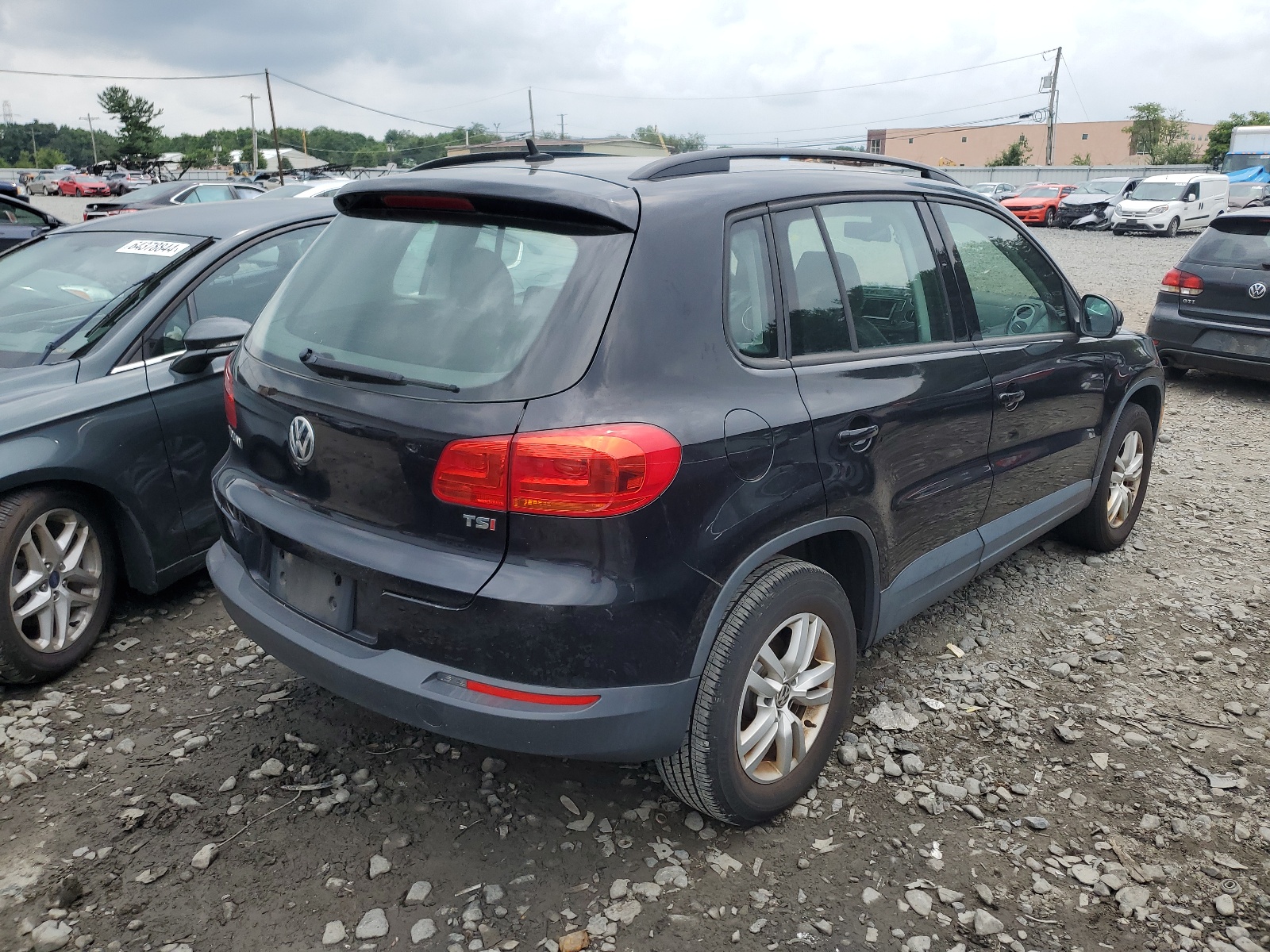 2016 Volkswagen Tiguan S vin: WVGAV7AX8GW546901