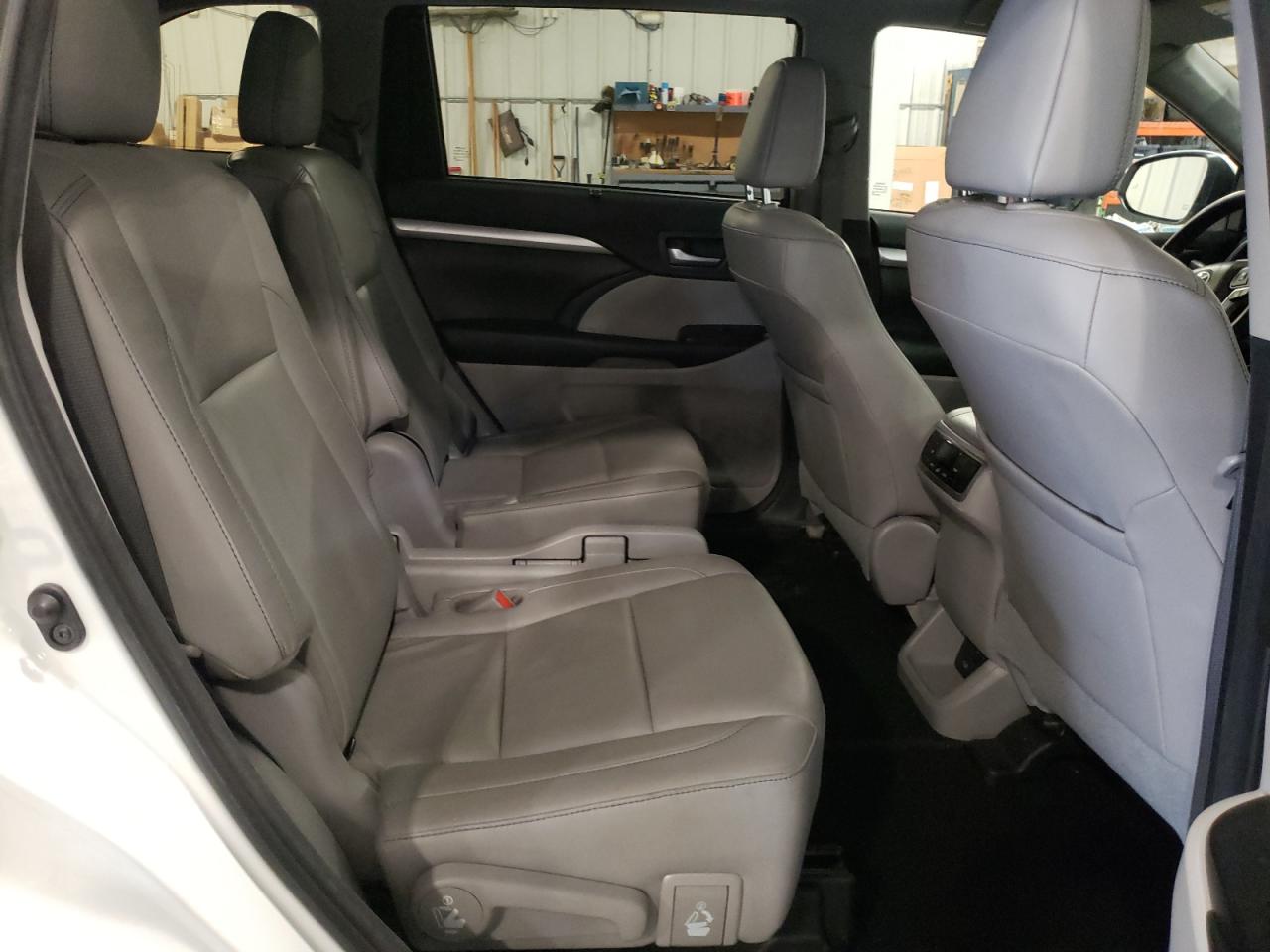 2018 Toyota Highlander Se VIN: 5TDJZRFH8JS558091 Lot: 65150824