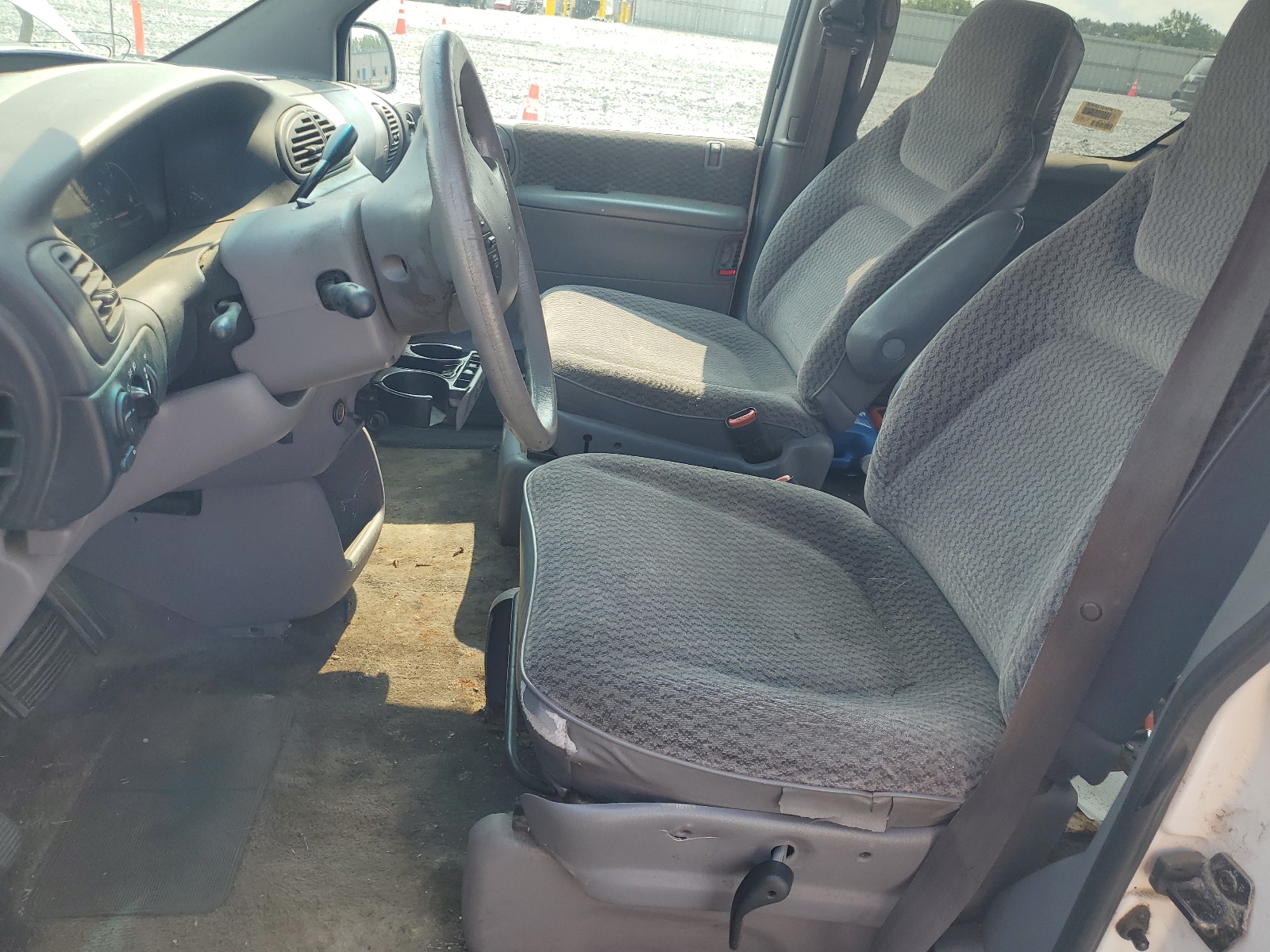 2C4GJ24G2YR833489 2000 Chrysler Grand Voyager