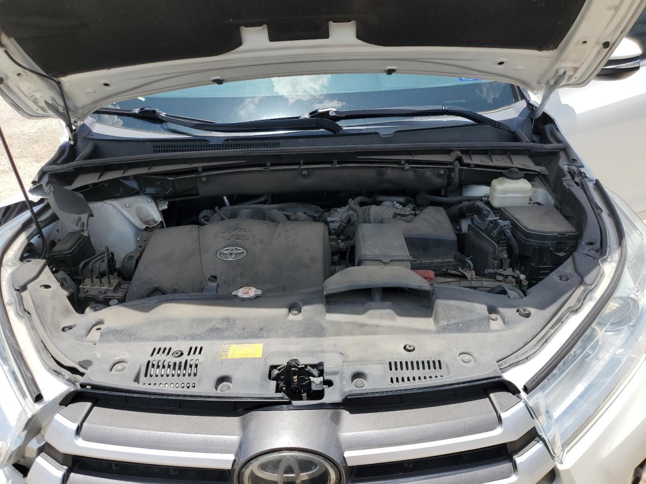 2018 Toyota Highlander Le VIN: 5TDBZRFH1JS882200 Lot: 64005294