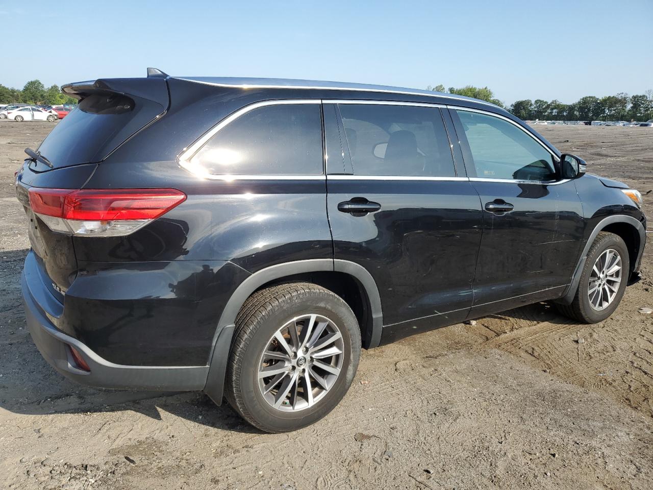2018 Toyota Highlander Se VIN: 5TDJZRFH4JS558587 Lot: 63386354