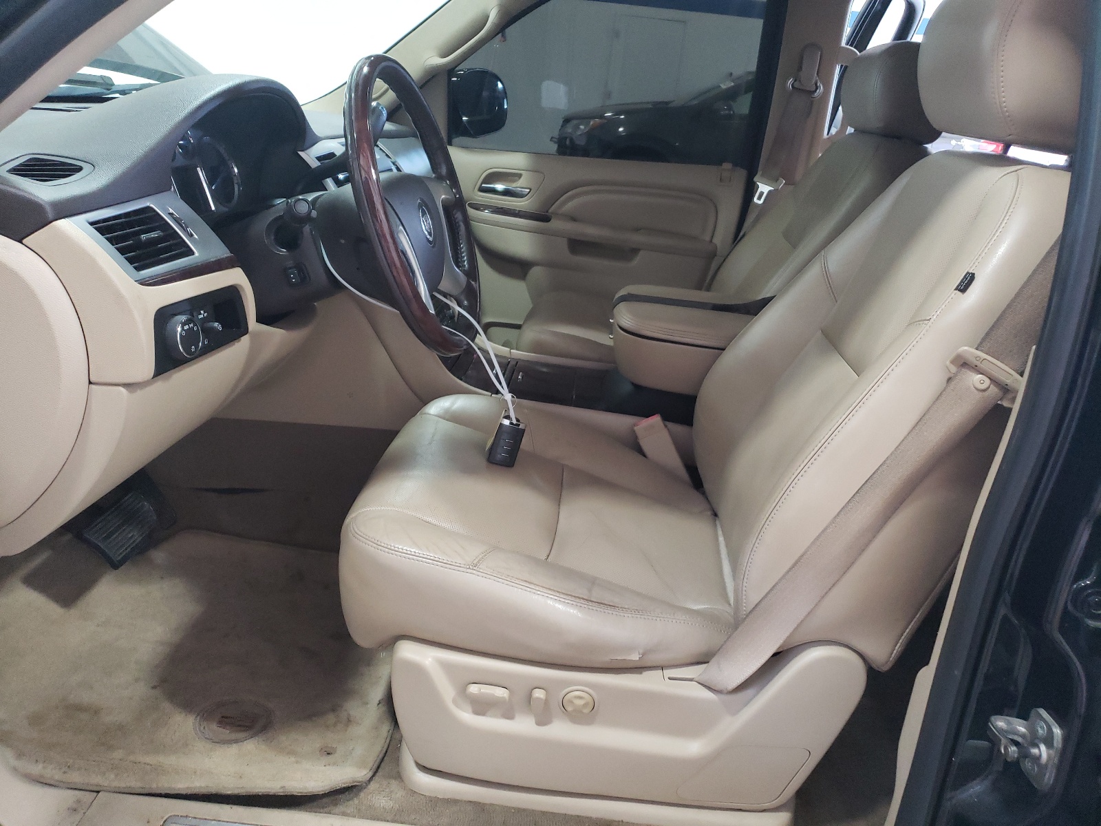 1GYS4BEF9BR258340 2011 Cadillac Escalade Luxury