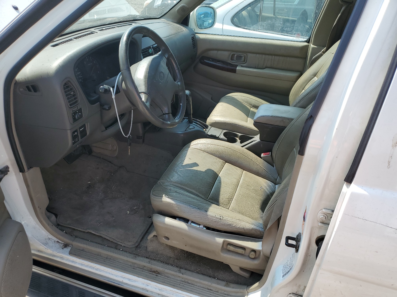 JNRAR07YXYW075903 2000 Infiniti Qx4