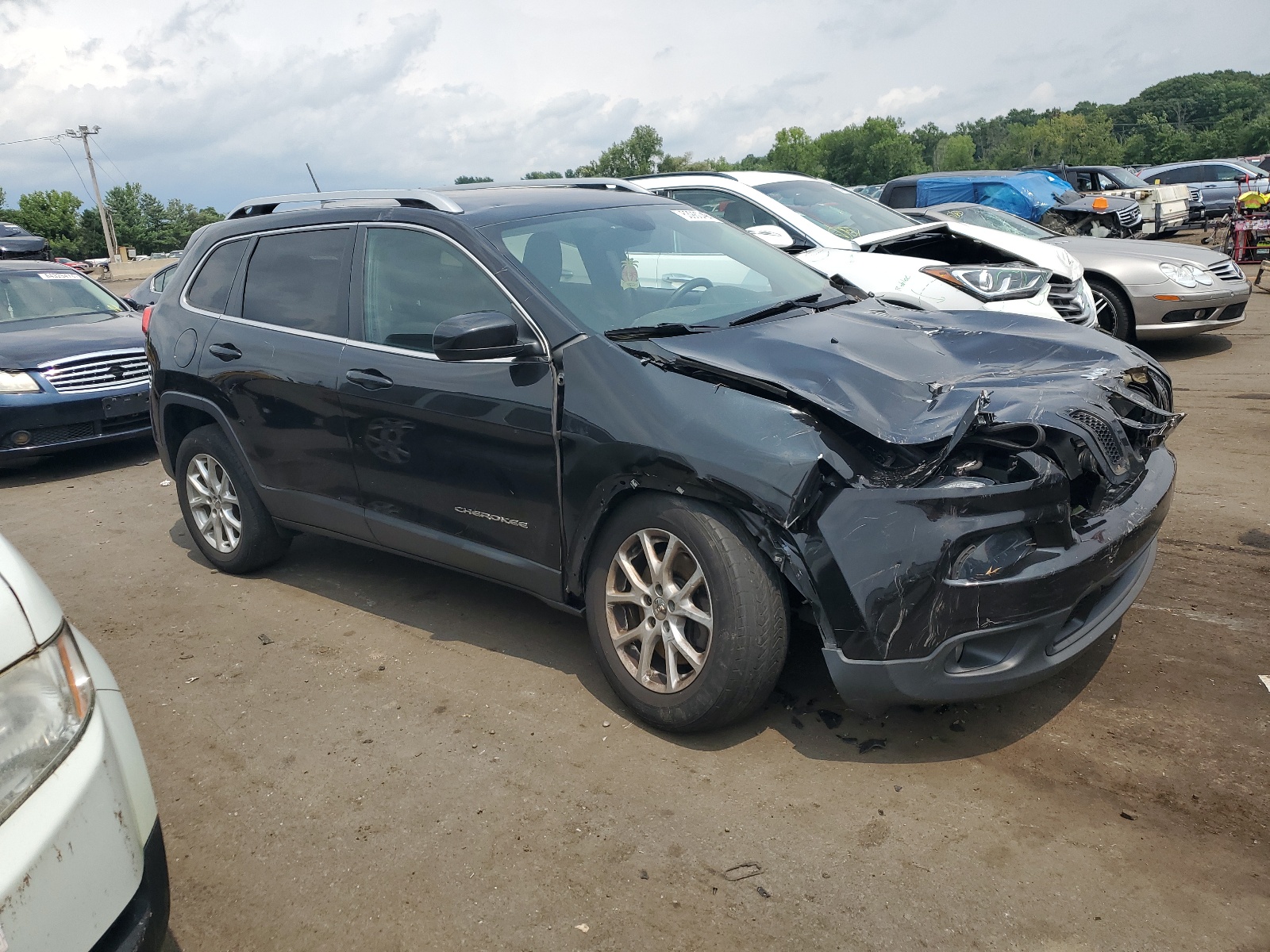 2015 Jeep Cherokee Latitude vin: 1C4PJMCB4FW686100