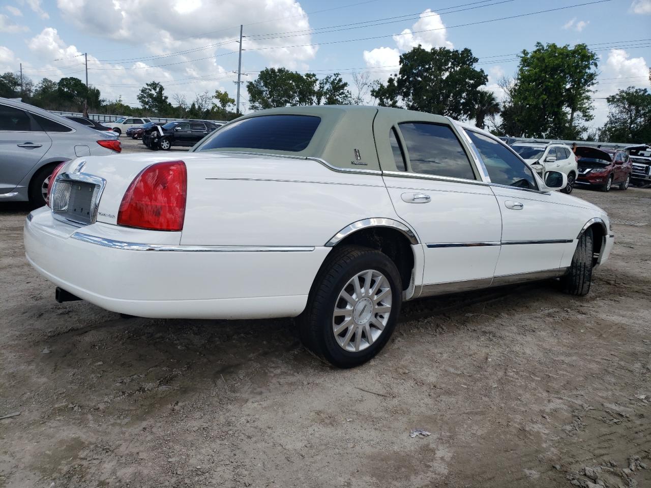 2007 Lincoln Town Car Signature VIN: 1LNHM81V57Y608555 Lot: 63311474