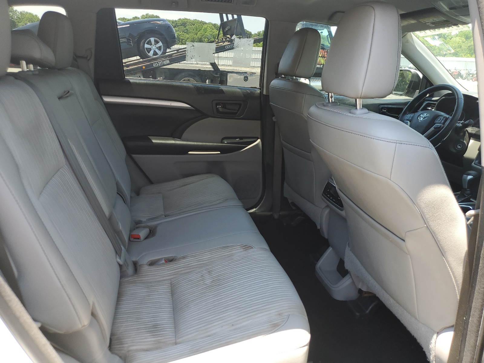 5TDZZRFH3JS260597 2018 Toyota Highlander Le